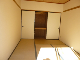 Living and room. It is housed.