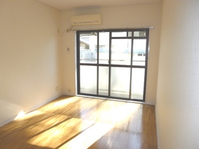 Living and room. Western-style soft sunlight enters.