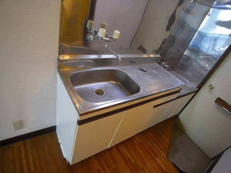 Kitchen. Gas stove can be installed