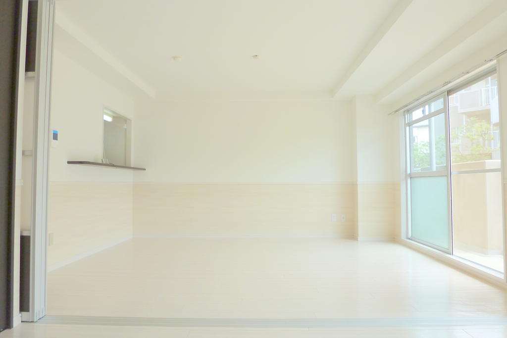 Living and room.  ※ image