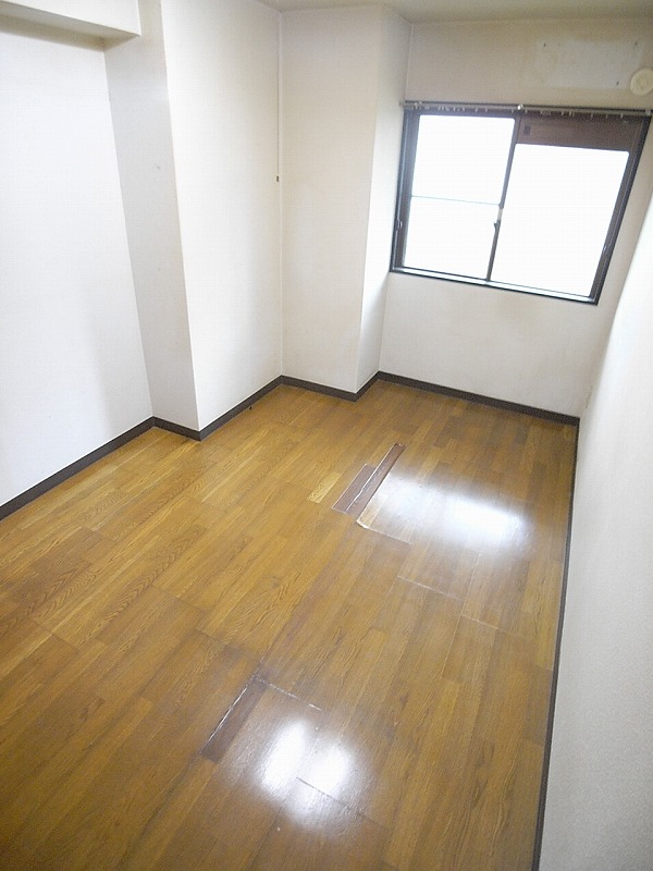 Living and room. Western-style is the flooring