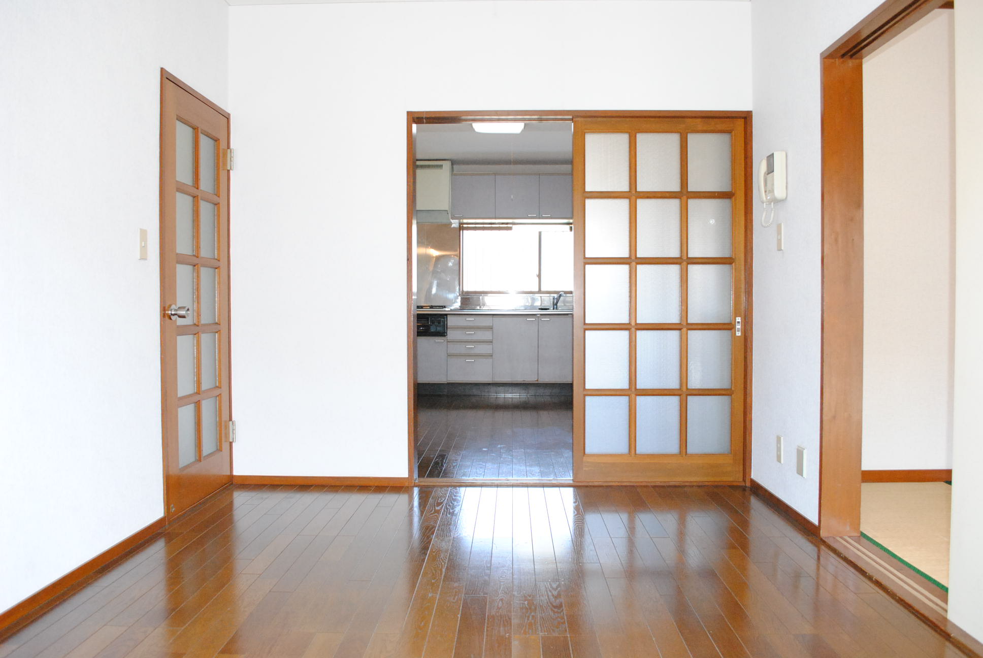 Living and room. Western-style 6 Pledge