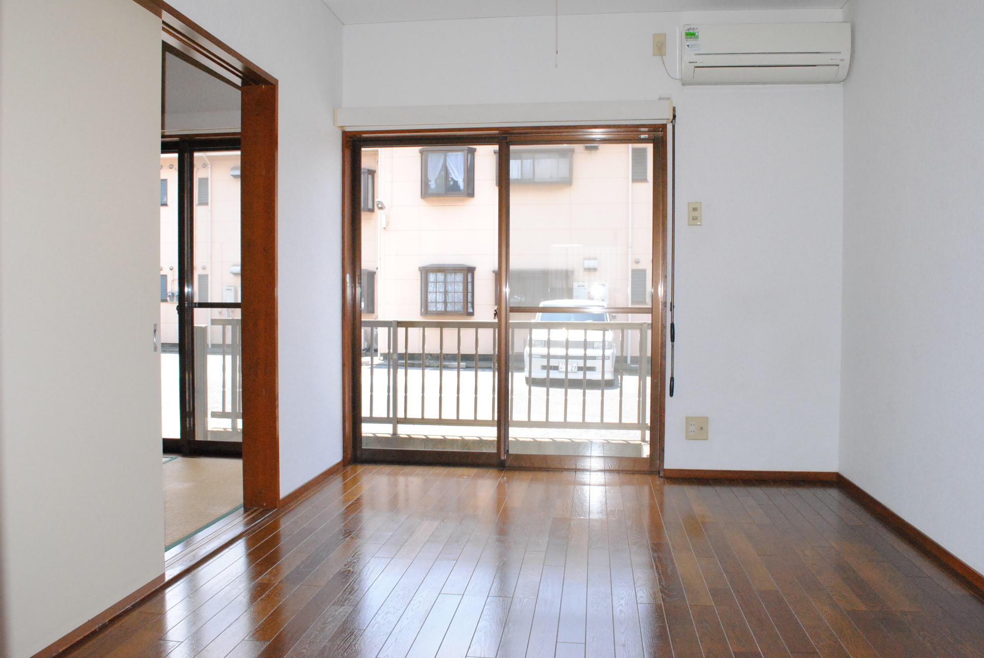 Living and room. Western-style 6 Pledge