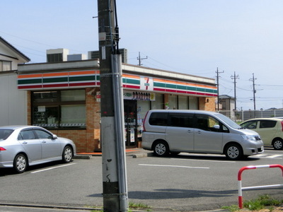 Convenience store. 430m to Seven-Eleven (convenience store)