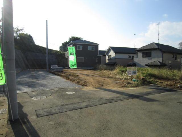 Local photos, including front road. Local (11 May 2013) Shooting