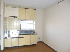 Kitchen. It hardly muffled smell because there is a window!