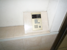 Entrance. Peace of mind with auto-lock!