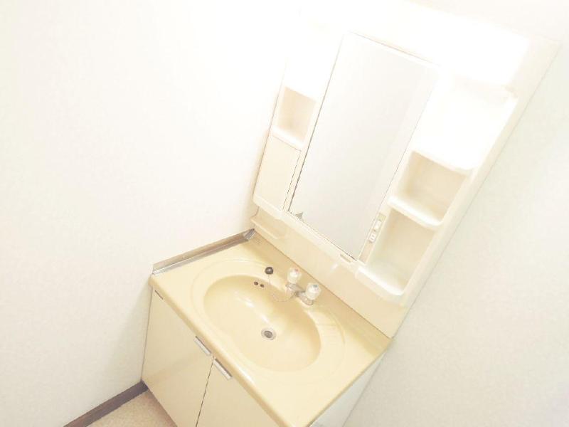 Washroom. Also shortened preparation time in the lighting with independent wash basin