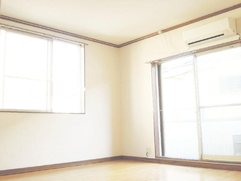 Living and room. Bright living in multifaceted lighting 2F also with shutter