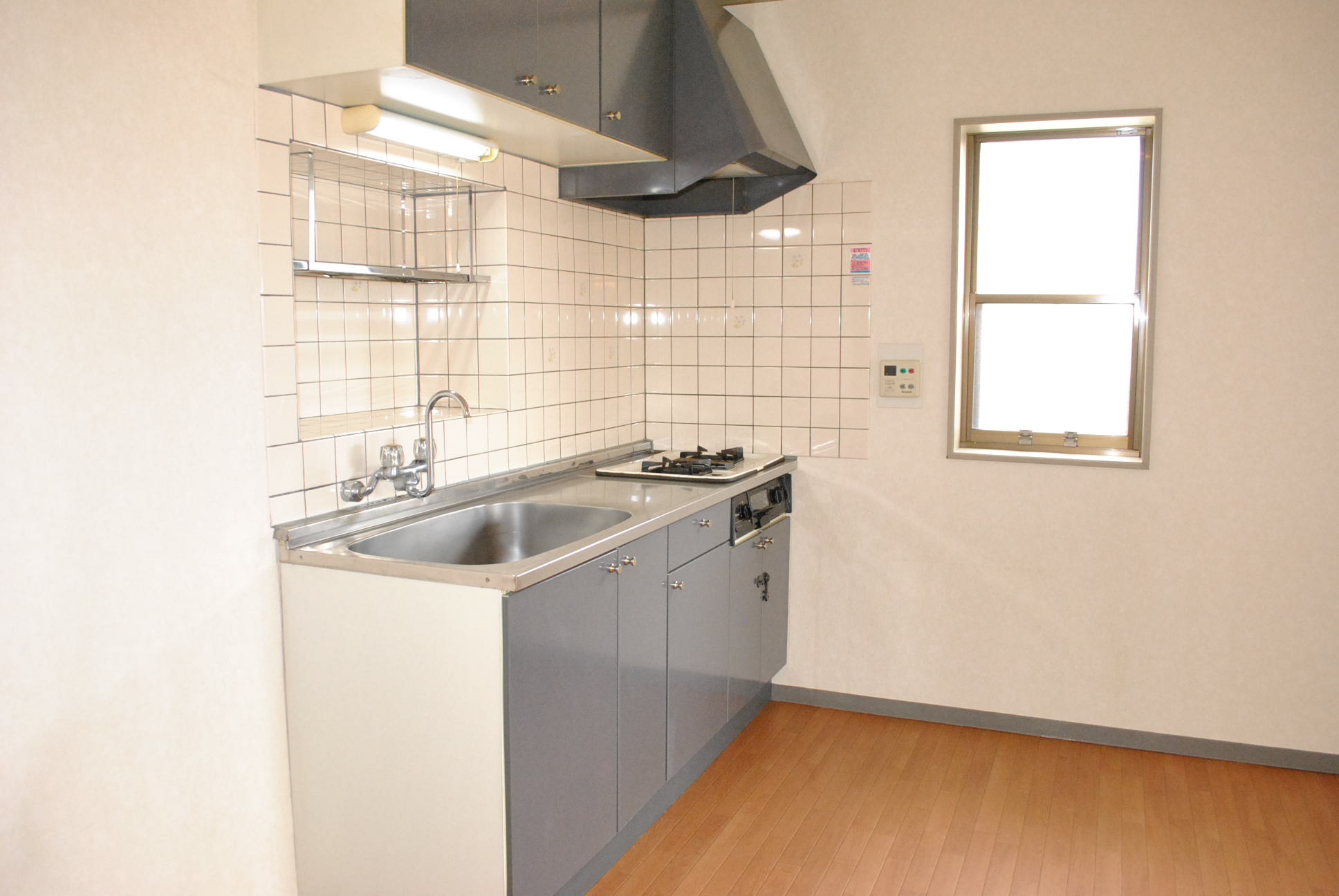 Kitchen. System kitchen. There is a window for the corner room.