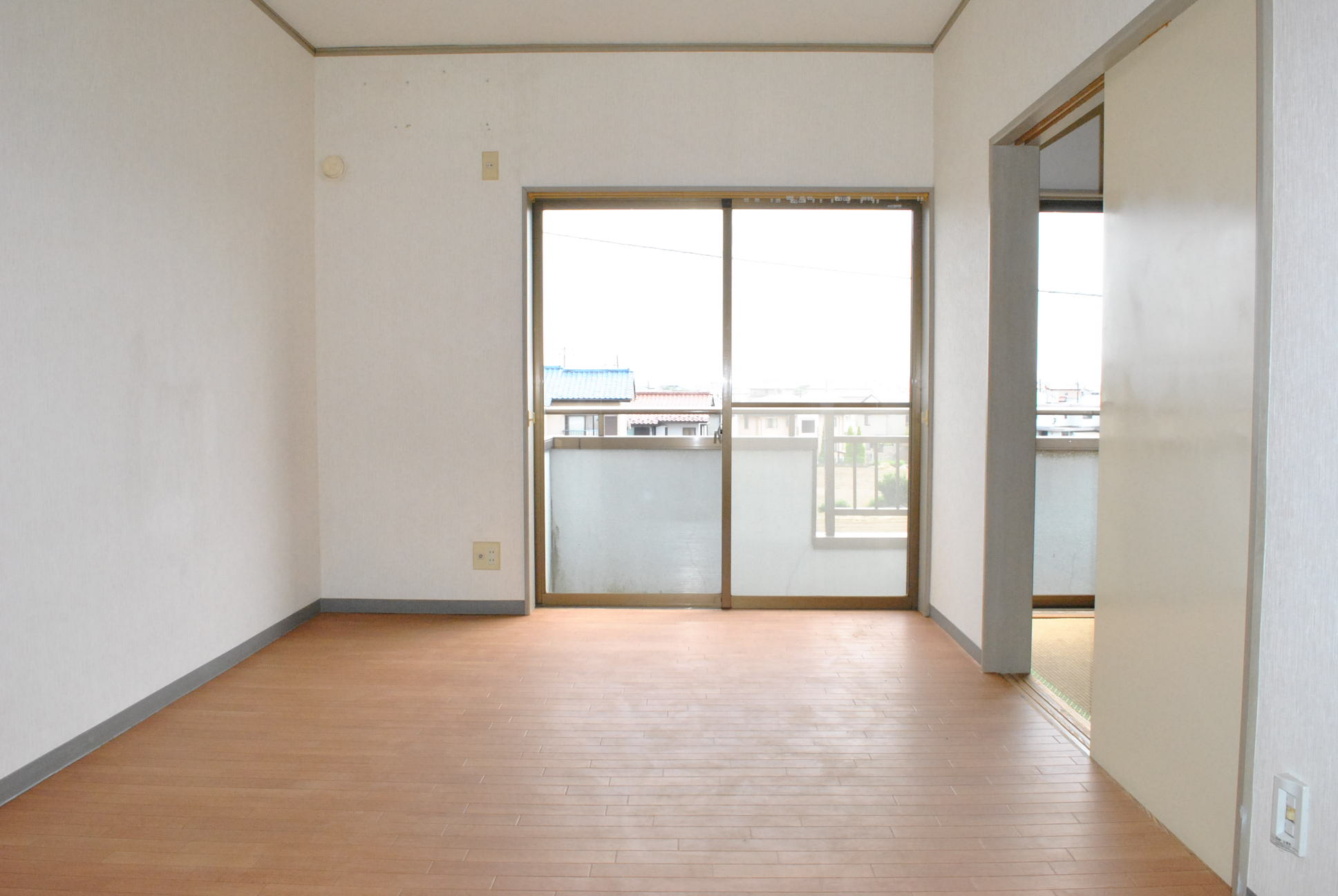 Living and room. Western-style 6 Pledge