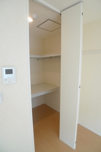 Receipt. Spacious use WIC Western-style rooms