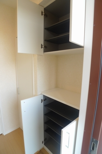 Entrance. Entrance storage is also abundant