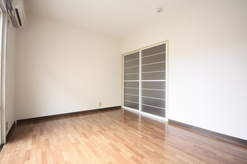 Living and room. Western-style in 6 Pledge is air-conditioned