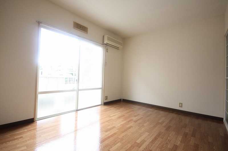 Living and room. Western-style 6 Pledge