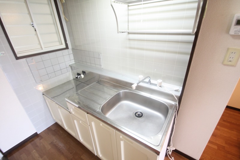 Kitchen. Two-burner gas stove is available installation. It will width of the dishes is spread