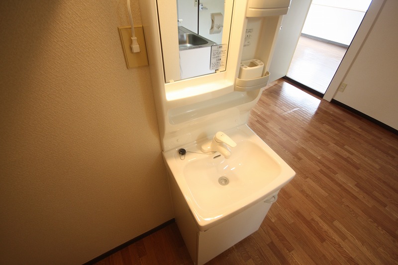 Washroom. Independent wash basin, New is