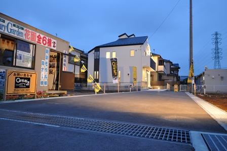 Local land photo. Local (10 May 2013) road with shooting sidewalk is an environment to be able to live in peace. 