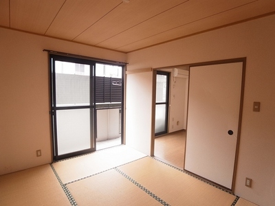 Living and room. Southeast side of the Japanese-style Chaoyang is plugged.