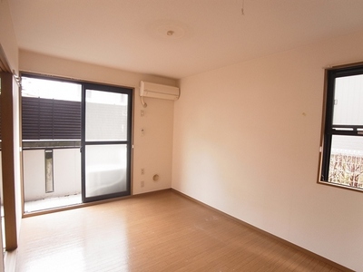 Living and room. Southeast side Western-style. About six quires.