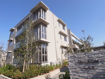 Building appearance. Since the 4-minute walk from the bus stop, It is also useful on a rainy day.