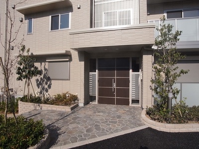 Entrance. With auto-lock entrance.