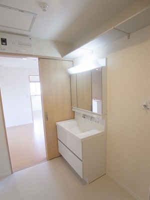 Washroom. Independent wash room with a woman in happy shampoo dresser.