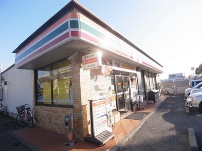 Convenience store. 850m to Seven-Eleven (convenience store)