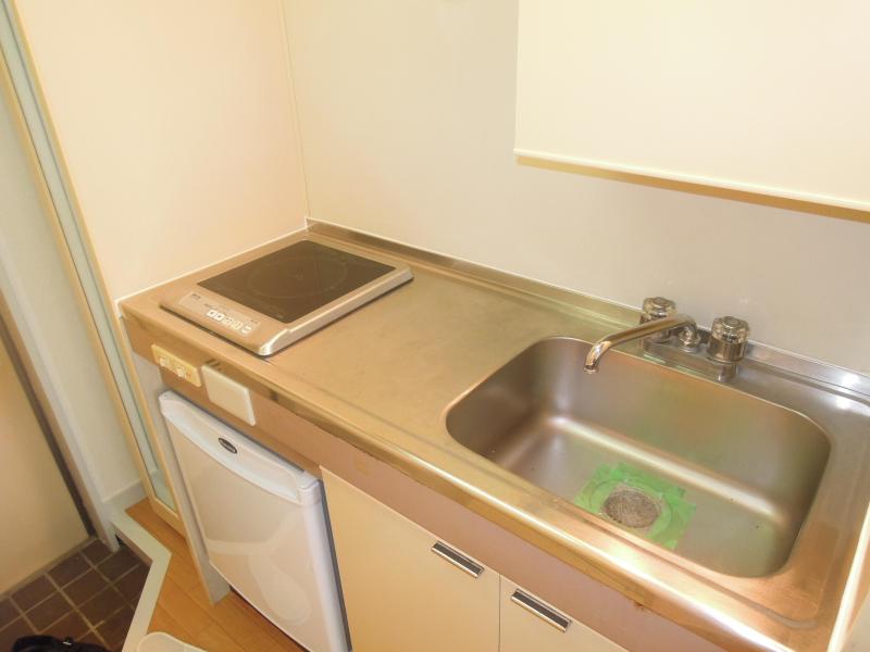 Kitchen. With a mini fridge. Easy-to-use IH cooking heater.