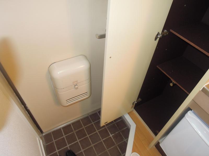 Receipt. The entrance is a shoe box equipped.