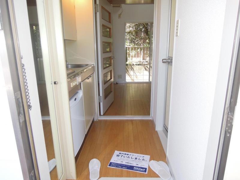 Entrance. Perfect rooms to living alone.