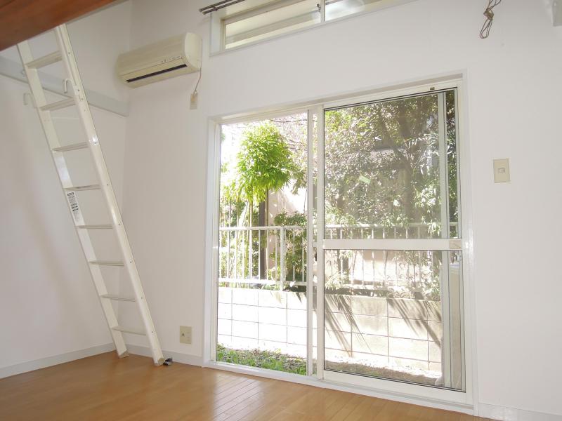 Living and room. Ventilation good there is also ventilation window.