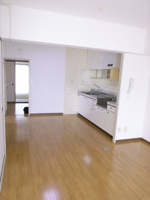 Living and room. Typical indoor photo. About 13.5 Pledge of living is a popular flooring