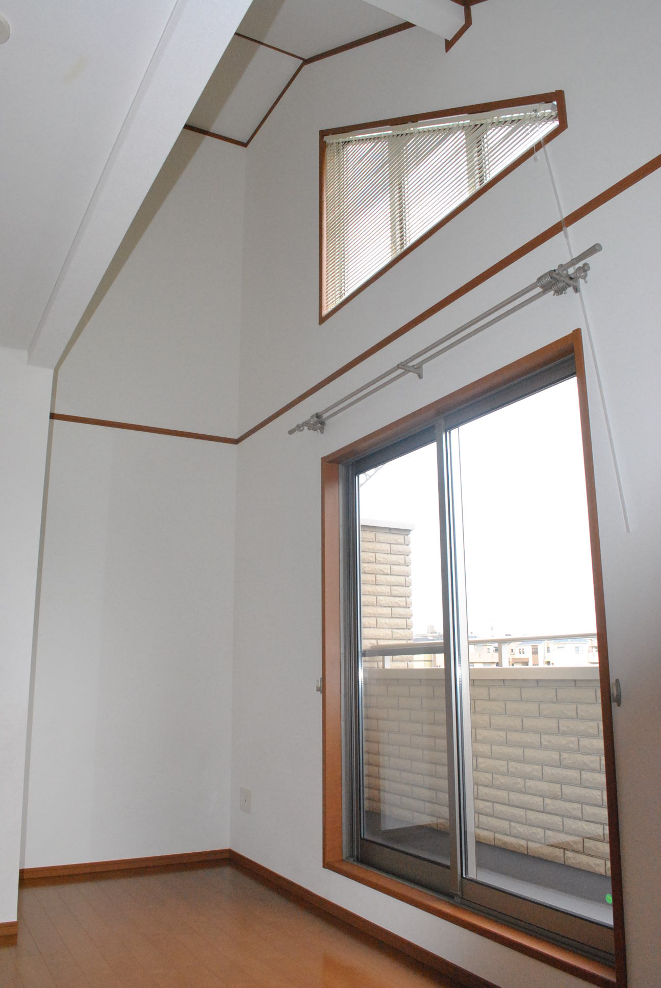 Living and room. Western-style 7.9 Pledge