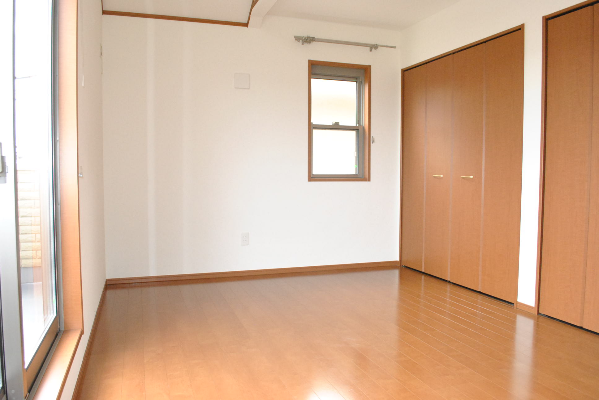 Living and room. Western-style 7.9 Pledge