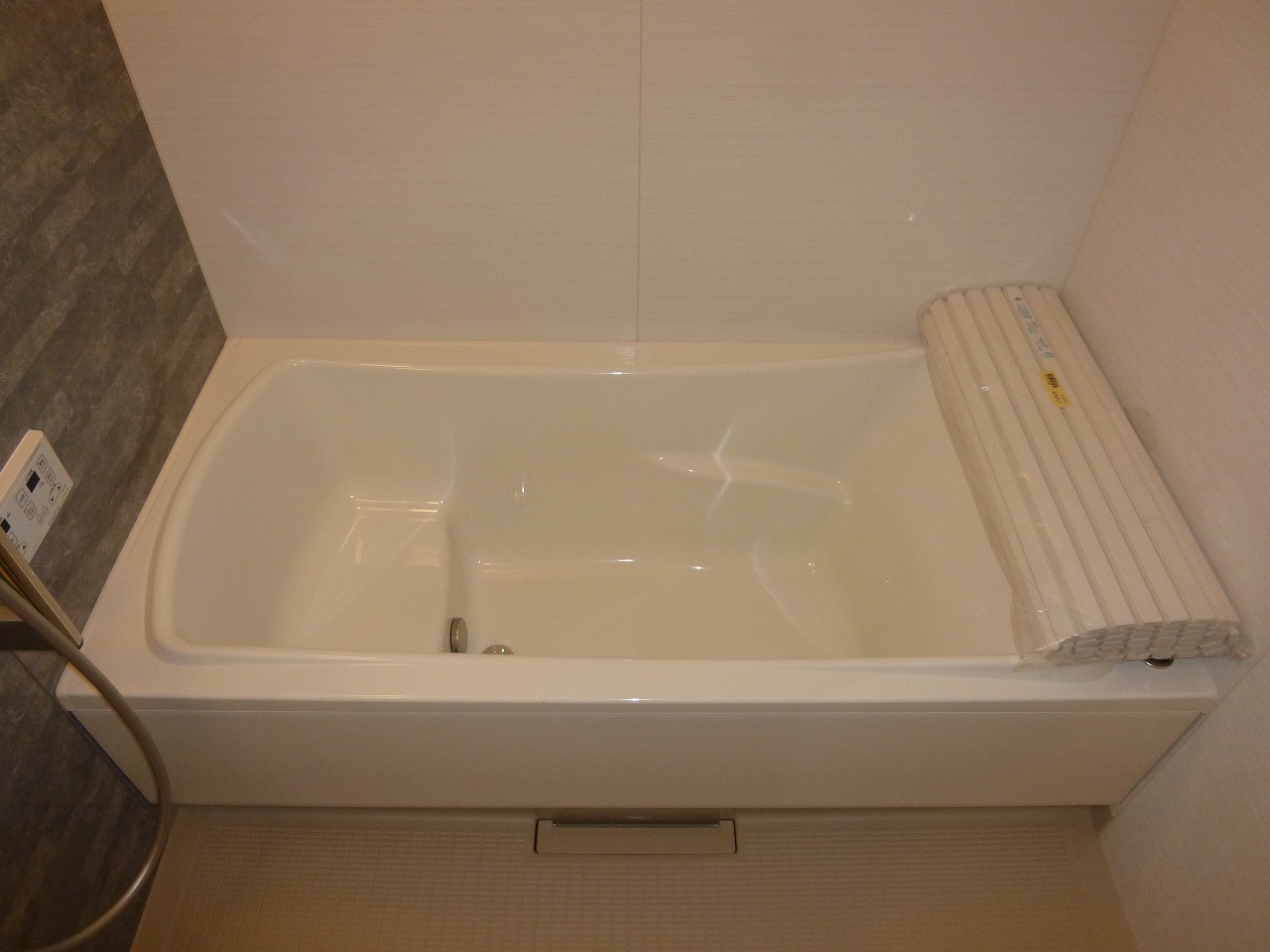 Building appearance. Glad bathroom lovers bath with foot stretch