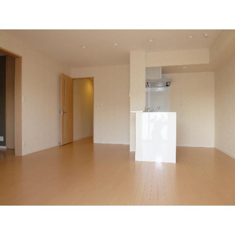 Living and room. The arrangement of the furniture is easy to LDK