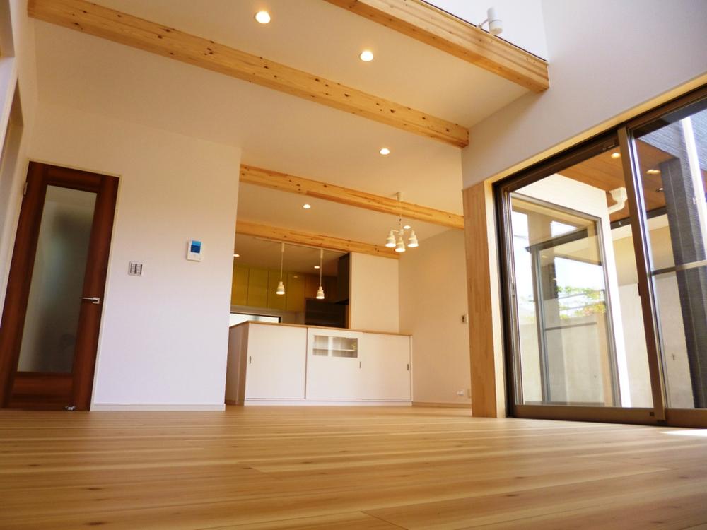 Building plan example (introspection photo).  [ Living example of construction photos ]  Raise the ceiling height by issuing a beam show, It directed the open space. 