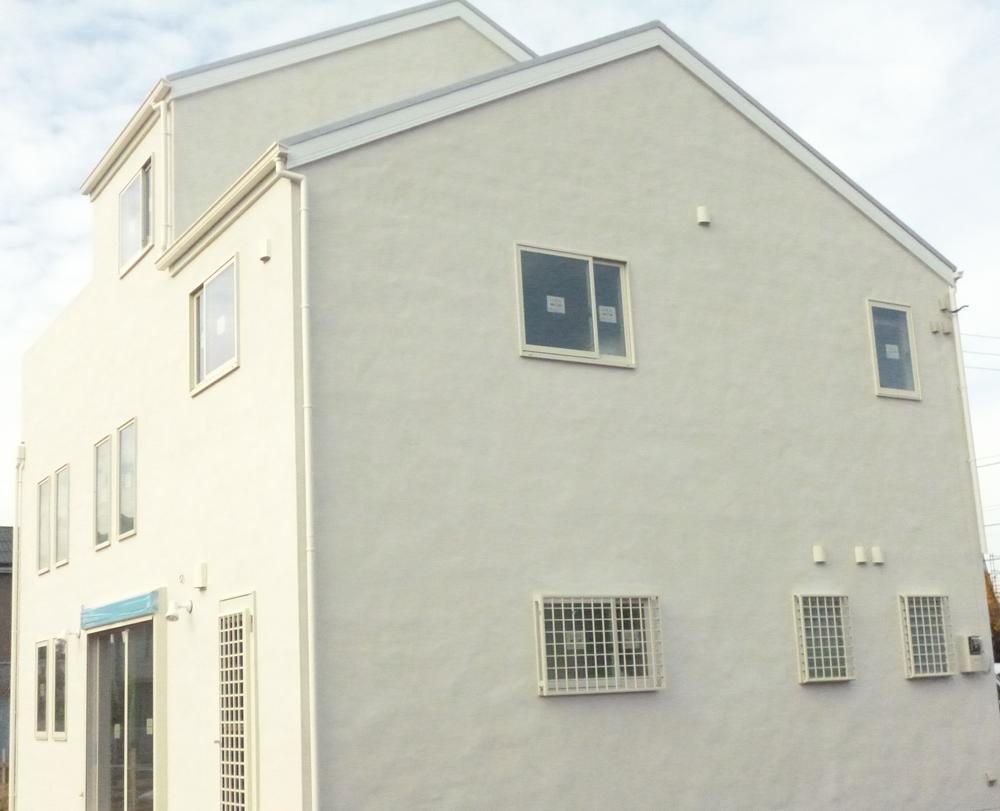 Building plan example (exterior photos).  [ Buildings (Photography) ]  Paint the walls of the white will have to match the blue of the sky.  You can see the look in the field. 