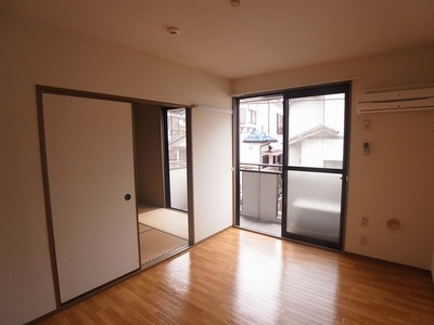 Living and room. About 6 Pledge of Western-style. Air conditioning Installed. 