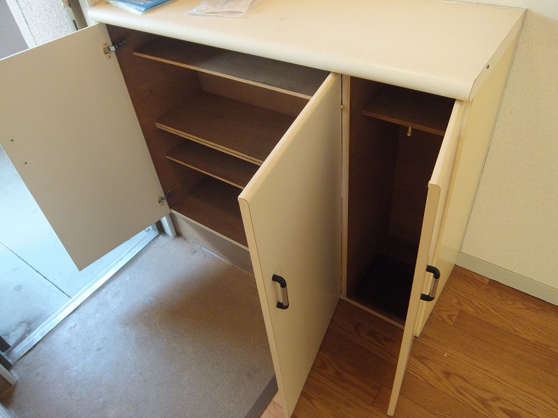 Entrance. There is of course also shoebox