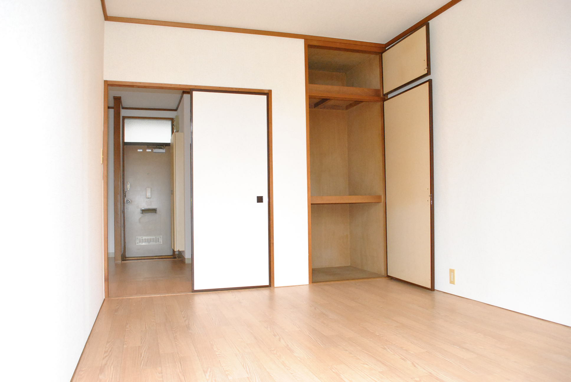 Living and room. Western-style 6 Pledge