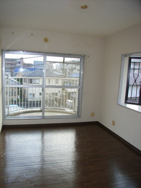 Other room space. Corner room