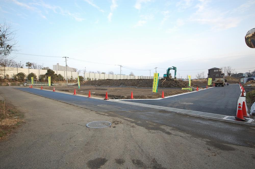 Local photos, including front road. Local (March 2012) shooting