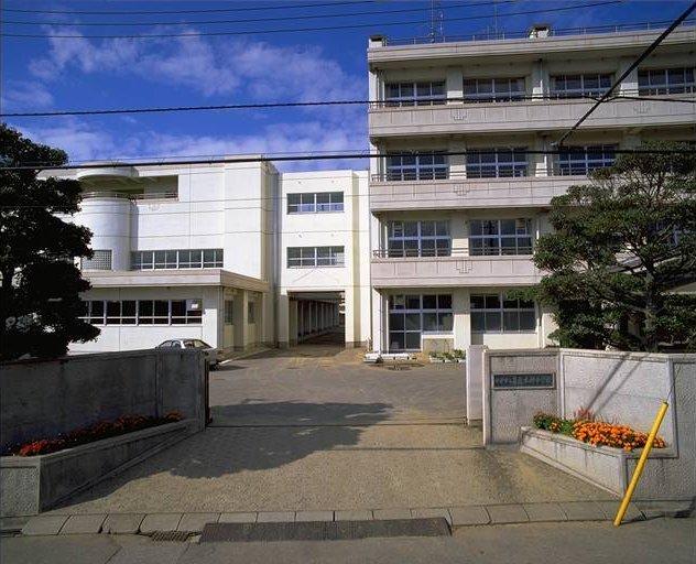 Junior high school. Makuharihongo 580m until junior high school