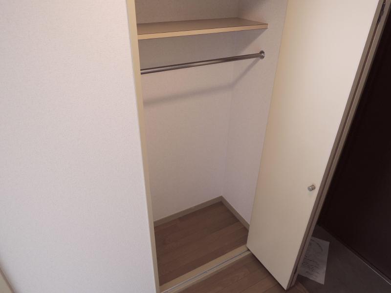 Receipt. There is a large storage.