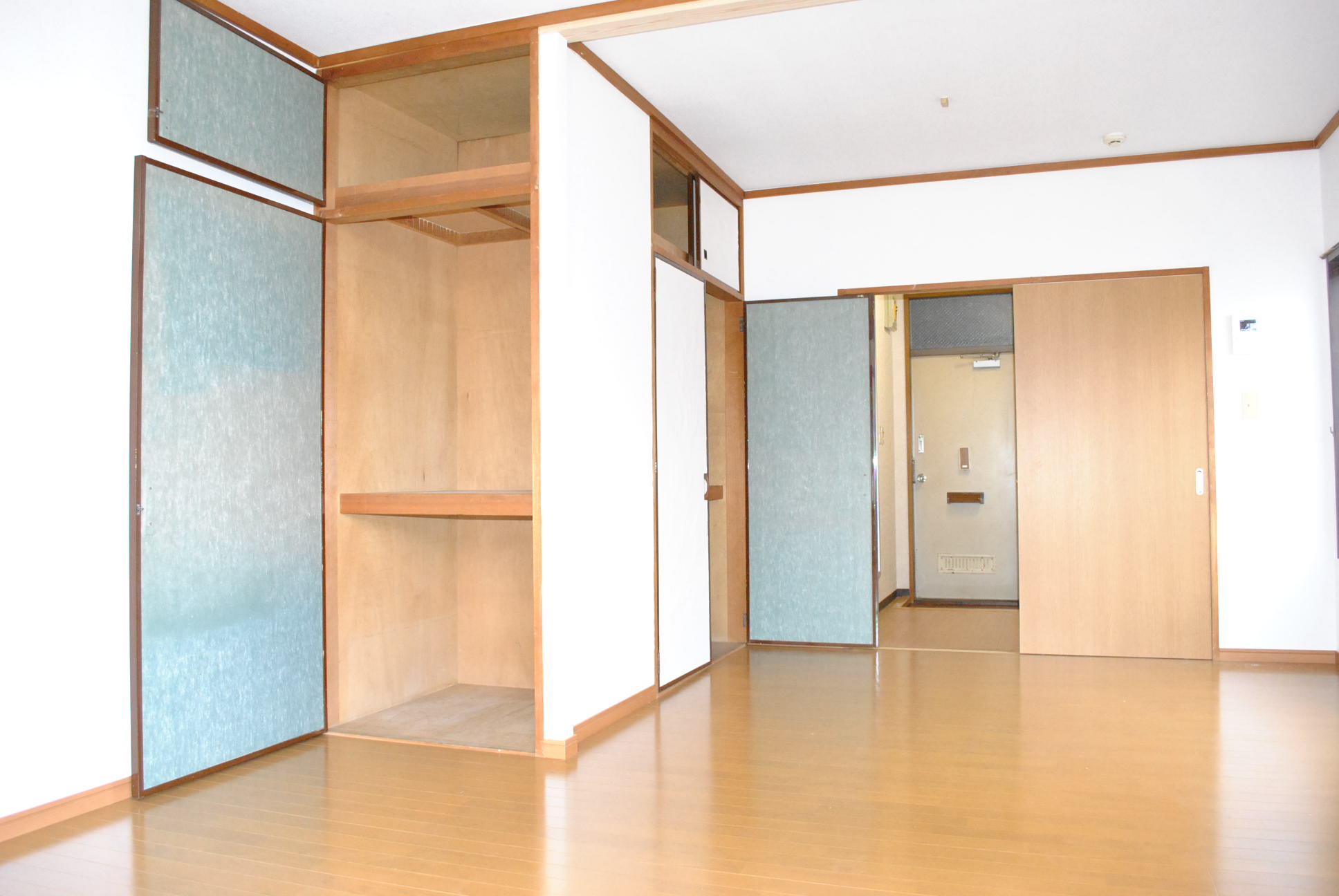 Living and room. Western-style 9 Pledge