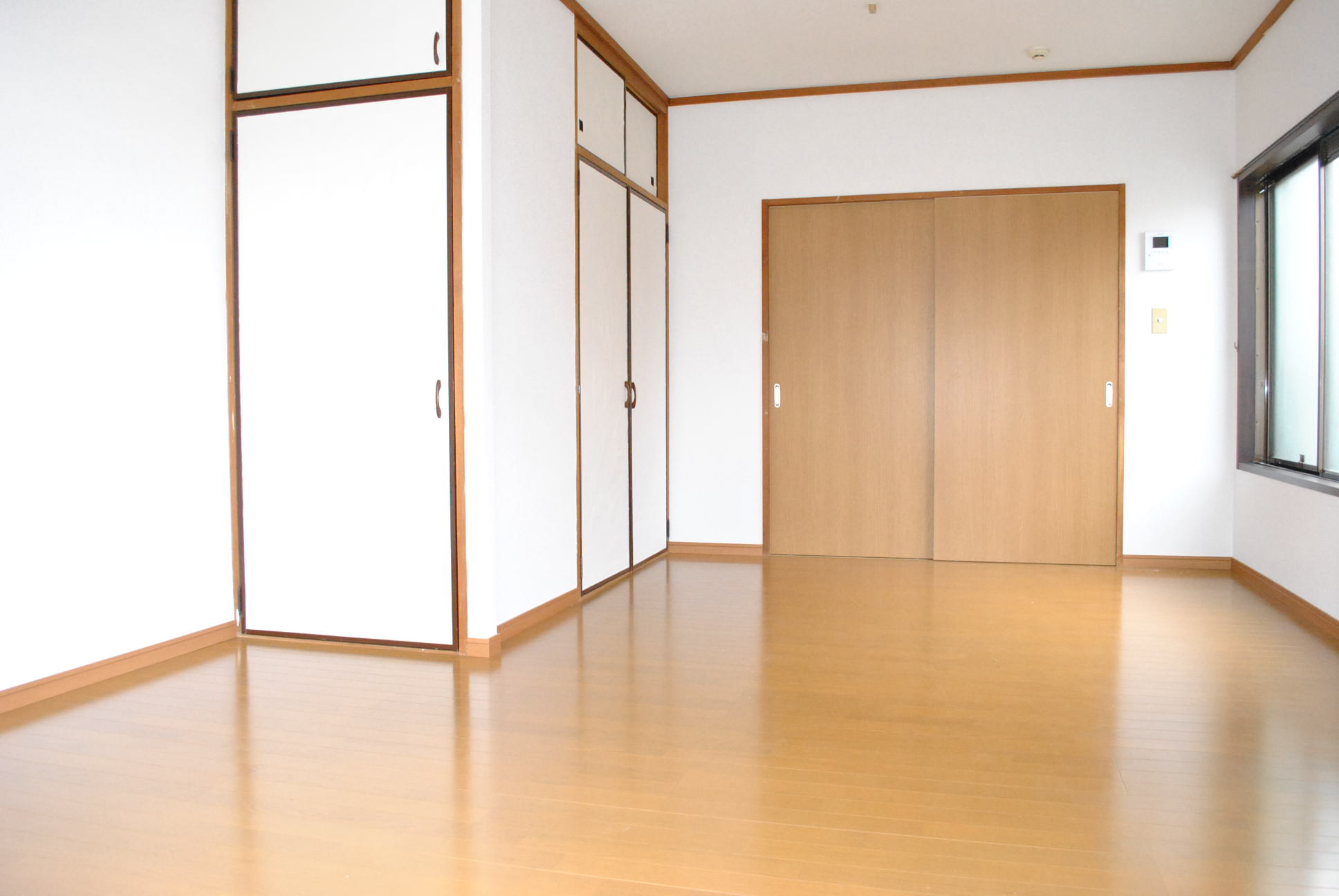 Living and room. Western-style 9 Pledge