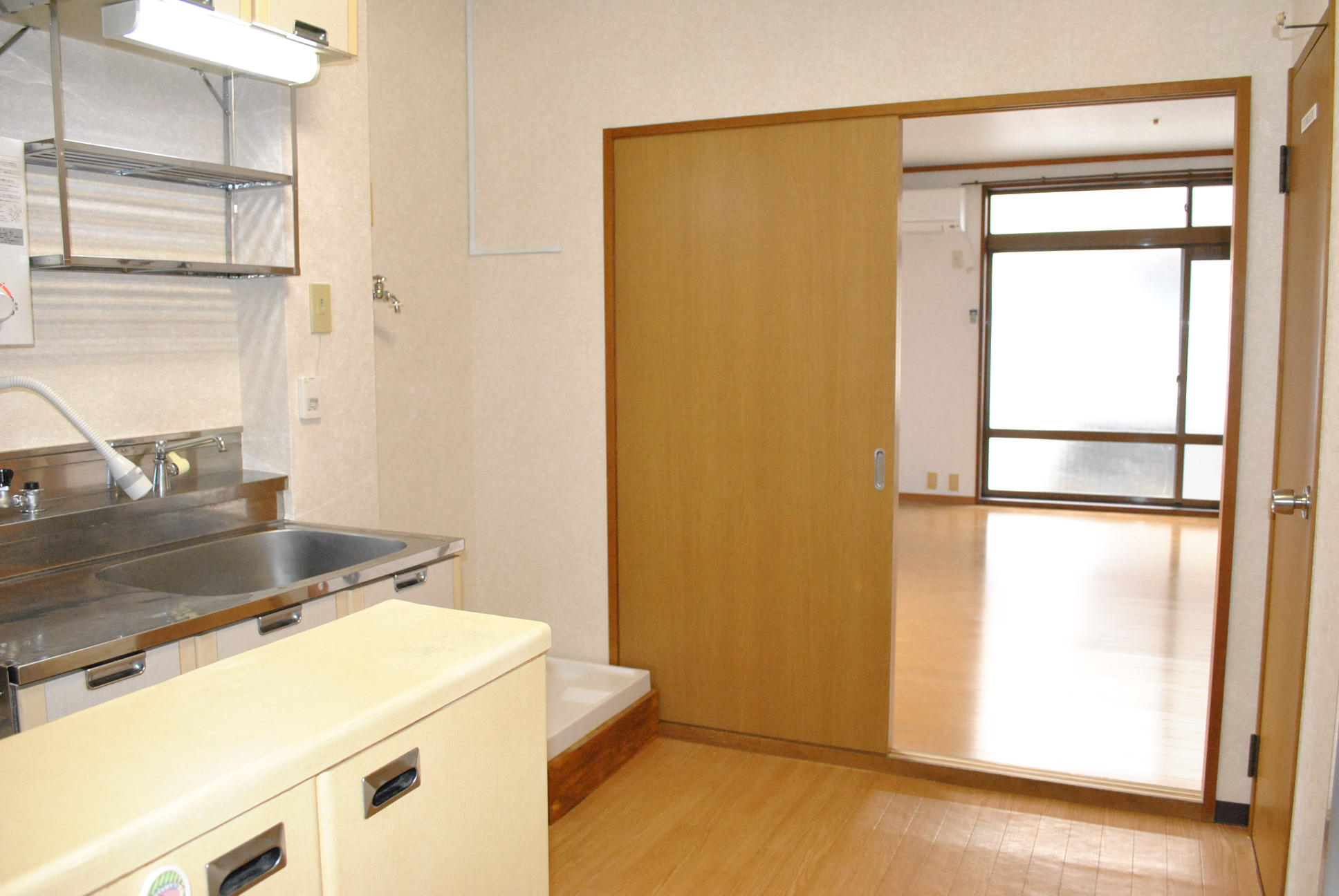 Living and room. Front: Kitchen 3 Pledge, Back: Western-style 9 Pledge