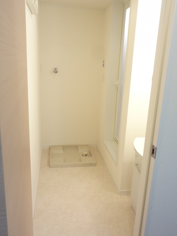 Washroom. Washing machine Storage ☆